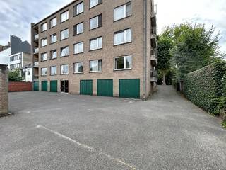 Centraal gelegen garage met elektrische kantelpoort (3,2 X 5.55) op centrale locatie.Extra troeven:Vlotte bereikbaarheid.Breedte van...