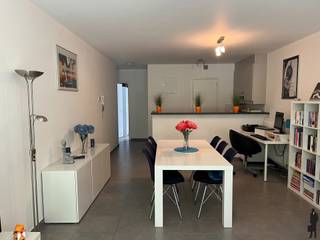 Instapklaar appartement, tegenover de Golf van Brasschaat, met 2 slaapkamers en ondergrondse garagestaanplaats.Indeling:- Inkomhal met vestiairekast...