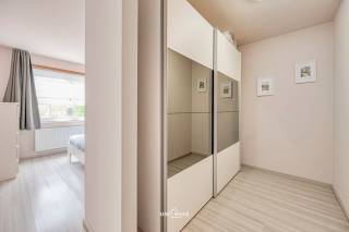 In de Dr. Robert Clarastraat 5 te Burcht bevindt zich deze volledig afgewerkte en instapklare woning uit 2011, gelegen in een rustige...