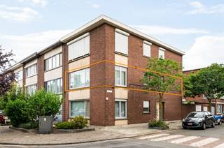 <p><span>Op een gunstige locatie gelegen appartement. Combinatie van rust en een uitstekende bereikbaarheid! Gelegen in een rustige woonstraat met toch alle nodige voorzieningen, zoals o.a. supermarkten en openbaar vervoer, in de onmiddellijk omgeving. Ook geniet men hier van een vlotte verbinding richting Antwerpen-centrum, de haven en de snelwegen.</span></p><p><span>We betreden het appartement langs de inkomhal (met vestiairekast), welke ons links toegang geeft tot de lichtrijke leefruimte. Deze laatste biedt voldoende plaats voor een gezellige zithoek en een eetkamer. Via de leefruimte komen we in de keuken, welke beschikt over voldoende kastruimte en de volgende toestellen: kookplaat (inductie), dampkap, spoelbak en koel/vriescombinatie.</span></p><p><span>Verder geeft de inkomhal ons ook nog toegang tot de vernieuwde badkamer (met douche, lavabomeubel en toilet) en de twee slaapkamers, respectievelijk 13,30m² en 6,50m² groot. De grootste slaapkamer is voorzien van een praktische ingemaakte kast en aansluitend aan de kleinere slaapkamer vinden we nog een (dicht/overdekt) terras, welk thans wordt gebruikt als bergruimte.</span></p><p><span>Aan het appartement is verder ook nog een kelderberging verbonden.</span></p><p><span>Het maandelijks voorschot op de gemeenschappelijke kosten bedraagt 130,00. Hierin is o.a. begrepen: verwarming, water, blokpolis, minuterie, waterontharder en ruimen septische put. Daarnaast wordt er maandelijks ook 80,00 gespaard.</span></p><p><span>Mogelijkheid om een garage, uitgerust met een sectionaal poort, bij aan te kopen aan de prijs van 27.500,00.</span></p><p><span>Is uw interesse gewekt? Wel, dan hoor ik graag van U!</span></p>