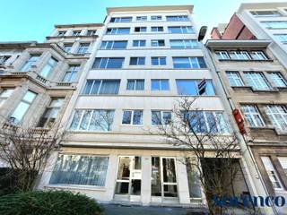 <span><strong>Ruim 3 slaapkamer appartement van ca. 110m² met twee terrassen gelegen te Jan Van Rijswijcklaan in Antwerpen. Zeer centraal gelegen nabij openbaar vervoer, scholen, winkels, supermarkt, Albert- en Harmoniepark, belangrijke in-en uitvalswegen.</strong><strong><br /><br />INDELING;<br /><br /></strong><strong></strong>U betreedt het appartement via de INKOMHAL die U toegang verleent naar de ruime LEEFRUIMTE ca. 8,4m x 4m op parket. Naast de leefruimte bevindt zich de KEUKEN ca. 2,6m x 1,8m die bestaat uit een fornuis met oven en kookplaat, dampkap, twee spoelbakken, opbergkasten, ijskast en diepvries.</span><br /><br /><span>De NACHTHAL geeft U ook toegang tot de eerste DOUCHEKAMER ca. 1,87m x 1,56m, die voorzien is van een lavabo, douche en toilet. Verder in de nachthal is er een ingebouwde kast en apart gastentoilet met lavabo.<br /><br />In de eerste SLAAPKAMER ca. 4m x 3m is er ook een ingebouwde kast en achteraan een TERRASJE van ca. 1,7m x 1,2m. De tweede SLAAPKAMER ca. 2,5m x 3m heeft een ingebouwde kast, verder is er een tweede BADKAMER ca. 2,4m x 1,84 met een ligbad voorzien van douchemogelijkheid, lavabo en aansluitingen voor wasmachine/droogkast. De derde SLAAPKAMER ca. 2,78m x 3,96m, aansluitend het tweede TERRAS ca. 2m x 4m midden in het groen.</span><br /><br />U heeft de mogelijkheid een autostaanplaats bij te huren aan €110/maand. <br /><br /><span><strong>BIJZONDERHEDEN;</strong></span><br /><span>* Lift aanwezig in het gebouw<br />* Nieuwe beglazing vooraan, parket in living, p</span><span>arlofonie<br />* Kelder inbegrepen <br />* Co-housing is mogelijk.<br />* U heeft de mogelijkheid een autostaanplaats bij te huren aan €110/maand. <br />* Gelegen nabij openbaar vervoer, diverse scholen, A12 en E19, parken, supermarkten<br />* €260 per maand gemeenschappelijke kosten: inclusief provisie verwarming, water, onderhoud gemeenschappelijke delen, syndicus etc </span>