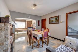 <p>Voor meer info of een bezoek, bel 054 69 39 31 - Te Liedekerke bevindt zich deze woning op een perceel van <strong>5are 57ca</strong>. Het centrum met zijn scholen, winkels, horeca bevindt zich op wandelafstand. Eveneens het treinstation van Liedekerke bevindt zich in de nabijheid. De oprit E-40 bereikt men op 5 min. rijden. <strong>Dit robuuste pand biedt, mits renovatie, veel mogelijkheden.</strong> De indeling op het gelijkvloers is als volgt: een inkom, een toilet, een living bestaande uit een eetplaats en salon, een keuken,<strong> een garage</strong> en een wasplaats. Het verdiep bestaat uit een nachthal,<strong> drie slaapkamers</strong>, een badkamer (bad, lavabo en toilet) en een toilet. Met een vaste trap begeeft men zich naar de <strong>zolder waarop nog extra kamers kunnen gecreëerd worden.</strong> Verder beschikt deze woning over<strong> een terras en een prachtige tuin</strong>. Betonconstructie - Centrale verwarming - Centrale, doch rustige ligging - Gezellige tuin (Maatregelen opgenomen in het maatregelenregister: neen)</p>