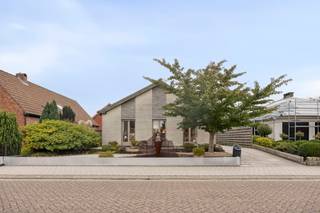 <p>Rustig wonen, met het centrum van Oud-Turnhout binnen handbereik? Dat kan in de Jef Claesenstraat. De basisschool ligt letterlijk om de hoek en het centrum van Oud-Turnhout bereik je gemakkelijk te voet. Ook winkels, horeca en andere dagelijkse voorzieningen bevinden zich vlakbij. Tegelijk woon je hier in een rustige straat, met de natuur nooit ver weg.</p>
<p>Voor een wandeling of fietstocht hoef je niet ver: de Liereman en het Turnhouts Vennengebied liggen vlakbij. Ook Turnhout en de belangrijkste verbindingswegen zijn vlot bereikbaar. Een aangename ligging dus, waar rust en bereikbaarheid mooi samenkomen.</p>
<p>Deze charmante woning uit 1976 werd doorheen de jaren met zorg gerenoveerd en goed onderhouden. Ze combineert vandaag een warme, eigen sfeer met een praktische indeling. Op een perceel van 463 m² beschikt de woning over ongeveer 148 m² woonoppervlakte en heel wat mogelijkheden.</p>
<p>Je stapt binnen in een sfeervolle inkomhal die meteen de toon zet. Hier bevinden zich ook het aparte toilet en de wasplaats. De leefruimte vormt het gezellige hart van de woning. Dankzij de grote raampartijen valt er veel natuurlijk licht binnen en vloeien de eethoek en zithoek mooi in elkaar over. Een fijne plek om thuis te komen, te genieten van een rustige avond of gezellig samen te zijn met vrienden en familie.</p>
<p>De keuken sluit mooi aan op de leefruimte en is uitgevoerd in zachte pasteltinten. Een fijne plek om rustig aan de dag te beginnen.</p>
<p>Op het gelijkvloers bevinden zich twee slaapkamers en de badkamer. De tweede slaapkamer is momenteel ingericht als ruime dressing, maar kan uiteraard opnieuw als slaapkamer gebruikt worden. De aanwezigheid van twee slaapkamers op deze verdieping maakt de woning bovendien bijzonder geschikt voor wie graag zoveel mogelijk gelijkvloers woont.</p>
<p>Ook boven is er nog extra ruimte. Onder het dak bevinden zich twee kamers die je volledig naar eigen behoefte kunt invullen: als slaapkamers, logeerkamer, hobbyruimte, thuiskantoor of extra bergruimte.</p>
<p>Buiten geniet je van een verzorgde, groene tuin die mooi aansluit bij de rustige sfeer van de woning. Achteraan staat een tuinhuis met een overdekte zitplaats, een aangename plek voor een aperitief met vrienden, een rustig ontbijt of gewoon een momentje buiten met een goed boek. Vooraan is er een ruime oprit.</p>
<p><b>Troeven op een rij:</b><b></b></p>
<span></span>- Asbestveilig attest<br /><span></span>- EPC-label C<br /><span></span>- Doorheen de jaren gerenoveerd en goed onderhouden<br /><span></span>- Twee slaapkamers op het gelijkvloers<br /><span></span>- Twee extra kamers op de verdieping<br /><span></span>- Verzorgde, groene tuin met tuinhuis en overdekte zitplaats<br /><span></span>- Basisschool letterlijk om de hoek<br /><span></span>- Centrum van Oud-Turnhout op wandelafstand<br />- Rustige ligging met natuur en Turnhout vlakbij<br />
<p>Een warme woning met karakter, een praktische indeling en vooral een ligging die het dagelijkse leven bijzonder gemakkelijk maakt.</p>
<p>Benieuwd of dit jouw nieuwe thuis kan worden? We laten je de woning graag ontdekken tijdens een bezoek.</p>
<p>Contacteer ons voor meer informatie of een bezoek via +32 487 50 27 93 of <span>isa@jamar.immo</span>.</p>
<p><em>Alle relevante attesten en documenten kan u downloaden onderaan de omschrijving van het pand op onze website: www.jamar.immo. Verdere informatie is beschikbaar op aanvraag.</em></p>