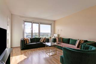 Residence Collins House - Spacious apartment with a surface of +/-112m2 located within walking distance of a park. The apartment comprises an entrance hall, separate toilet, spacious living room with access to the terrace (+/- 7m2), open kitchen with storage room, 2 bedrooms ( +/-14m2, +/-13m2), shower room and bathroom. Cellar included, underground parking space needs to be purchased (25.000€). The property is rented at 950€ + 85€ common charges. Very pleasant apartment in good condition, with communal bike storage, located near public transport, shops, schools and approach roads. Absolutely recommended!