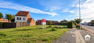 <h2><strong>Goed gelegen stuk bouwgrond met tal van mogelijkheden</strong></h2><p>Op zoek naar bouwgrond op een gunstige locatie? Dit goed gelegen perceel biedt een uitstekende basis voor wie zijn eigen woonproject wil realiseren.</p><p>Of u nu droomt van een ruime gezinswoning, een moderne nieuwbouw of een woning die volledig afgestemd is op uw eigen wensen en levensstijl: dit perceel biedt heel wat potentieel.</p><p>Dankzij de goede ligging geniet u van een vlotte bereikbaarheid en bevinden belangrijke voorzieningen, winkels, scholen en verbindingswegen zich binnen handbereik. Tegelijk biedt de omgeving de rust en ruimte die u van een kwalitatieve woonlocatie mag verwachten.</p><p>Een mooie opportuniteit voor particulieren, bouwers en investeerders die op zoek zijn naar een goed gelegen bouwgrond met perspectief.</p><p><br /></p><p><strong>Benieuwd naar de mogelijkheden van dit perceel? Neem gerust contact op voor meer informatie of een bezoek ter plaatse.</strong></p>