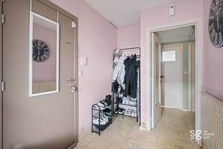 Dichtbij het centrum van Gent, vinden we dit te renoveren appartement terug. Het appartement heeft ene lichtrijke woonkamer met open keuken en...