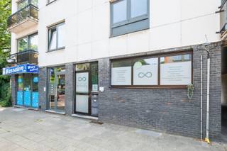 <p><span>Zoekt u een zorgeloze investering in centrum Schilde? Aan de Schoolstraat 4 - Net om het hoekje van de Turnhoutsebaan vindt u deze verhuurde kantoren/praktijkruimte. <br />De stabiele huurders zoeken een nieuwe verhuurder om hun Coaching- &amp; psychologen praktijk verder uit te baten. </span></p><p><span> </span></p><p><span>Kantoor/Praktijk : Inkomhal met wachtruimte, apart toilet en toegang tot de kelder. Een keuken en 2 behandelruimtes/kantoren achteraan. Overdekte staanplaats (carport inbegrepen) </span></p><p><span>Huur : 1375,00 per maand inclusief 30,00 euro kosten of 5,87% Bruto rendement. Onroerende voorheffing/kadastraal inkomen wordt betaalt door de huurder.<br /><br />Pluspunten :</span></p><p><span>- Centrum locatie </span></p><p><span>- Stabiele huurders die wensen te blijven </span></p><p><span>- Mooi rendement </span></p><p><span> </span></p><p><span>Komt u kijken? <span>george@sinjoor.be</span></span><span> of 03 283 05 00<br /><br /><br /></span></p>