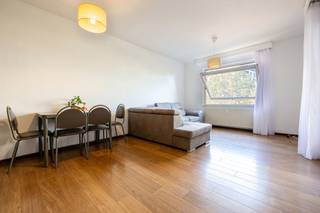 Dit appartement van ±58 m² (EPB) is ideaal gelegen in Sint-Lambrechts-Woluwe, in het hart van de zeer gewilde wijk Roodebeek, op een steenworp afstand van het park, de kerk, het openbaar vervoer en alle voorzieningen, en geniet daarmee van een toplocatie. Het appartement bevindt zich op de 2e verdieping van een goed onderhouden flatgebouw uit 1980 en vormt een uitstekende kans, zowel als investering als voor eigen bewoning.<br /><br />Het beschikt over een ruime woonkamer van ±27 m² met open keuken die toegang biedt tot een terras van ±4 m², een aparte slaapruimte van ±13 m², een badkamer met wasruimte, een inkomhal met garderobe en een apart toilet. Een kelderruimte maakt het geheel compleet, terwijl een parkeerplaats tegen een meerprijs van 25.000 € wordt aangeboden.<br /><br />Het uitstekende EPC-label C+, dat nu al voldoet aan de energiedoelstellingen die het Brussels Gewest voor 2048 heeft vastgesteld, is een echte troef. Deze prestatie wordt met name ondersteund door een efficiënte collectieve verwarmingsinstallatie, uitgerust met gascondensatieketels (2013 en 2015), een warmtekrachtkoppelingssysteem en zonnepanelen die de gemeenschappelijke ruimtes van stroom voorzien. De elektriciteitsinstallatie voldoet aan de voorschriften en het appartement verkeert in uitstekende staat.<br /><br />Momenteel verhuurd voor 730 €/maand (+120 € aan servicekosten) tot maart 2027. 160 €/maand aan provisie voor servicekosten (gemeenschappelijke ruimtes, verwarming, warm en koud water).<br /><br />
<p><strong>Indeling</strong></p>
<ul>
<li>Appartement van ±58 m²</li>
<li>Entreehal met garderobe</li>
<li>Aparte toiletruimte</li>
<li>Ruime woonkamer van ±27 m² met open keuken</li>
<li>Slaapkamer / aparte slaapruimte van ±13 m²</li>
<li>Badkamer van ±4,5 m² met ruimte voor een wasmachine</li>
<li>Terras van ±4 m², toegankelijk vanuit de woonkamer</li>
<li>Kelder van ±3 m²</li>
<li>Parkeerplaats tegen meerprijs: <b>25.000 €</b></li>
</ul>
<p><b>Voorzieningen, vereniging van eigenaren & lasten</b></p>
<ul>
<li><b>EPB C+</b>, regionale energiedoelstelling 2048 behaald</li>
<li>Elektriciteit conform</li>
<li>Houten kozijnen met originele dubbele beglazing</li>
<li>Appartement in uitstekende staat – keuken en badkamer moeten worden gemoderniseerd</li>
<li>Gebouw uit 1980</li>
<li>Efficiënte collectieve verwarmingsinstallatie:</li>
<ul>
<li>gascondensatieketels (2013 en 2015)</li>
<li>warmtekrachtkoppeling</li>
<li>zonnepanelen die de gemeenschappelijke ruimtes van stroom voorzien</li>
</ul>
<li>Fietsenstalling</li>
<li>Afvalruimte</li>
<li>Voorziening voor servicekosten: ±160 €/maand inclusief gemeenschappelijke ruimtes, verwarming, warm water en koud water</li>
<li>Reservefonds: ±107 €/maand</li>
</ul>
<p><b>Informatie over de verhuur</b></p>
<ul>
<li>Appartement is momenteel verhuurd</li>
<li>Huurprijs: <b>730 €/maand</b></li>
<li>Voorziening voor servicekosten: <b>120 €/maand</b></li>
<li>Huurcontract loopt tot <b>maart 2027</b></li>
</ul>
<p><strong>Ligging</strong></p>
<ul>
<li>Sint-Lambrechts-Woluwe</li>
<li>Zeer gewilde wijk Roodebeek</li>
<li>Op een steenworp afstand van het park en de kerk van Roodebeek</li>
<li>Direct in de buurt van het openbaar vervoer</li>
<li>Snelle toegang tot de hoofdwegen</li>
<li>Winkels, scholen en alle voorzieningen in de buurt</li>
</ul>