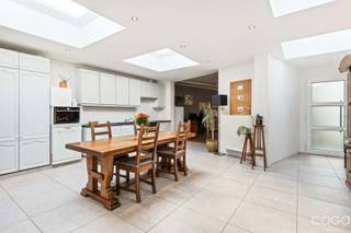 <p><strong>Charmante halfopen bebouwing op perceel van 670 m² nabij centrum Sint-Lenaarts</strong></p>
<p>Op zoek naar een verzorgde woning met een ruime leefruimte en veel buitenruimte en een uitstekende ligging? Deze goed onderhouden halfopen bebouwing bevindt zich langs een verbindingsweg nabij het centrum van Sint-Lenaarts, op een mooi perceel van 670 m².</p>
<p>Alle dagelijkse voorzieningen zoals winkels, scholen en openbaar vervoer bevinden zich op ongeveer 1 km afstand. Bovendien geniet u van een vlotte verbinding naar de E19 Antwerpen–Breda en het station Noorderkempen, beide op slechts enkele minuten rijden.</p>
<p><strong>Samenstelling</strong></p>
<p><strong>Gelijkvloers</strong></p>
<p>Via de inkomhal betreedt u de woning. De gezellige leefruimte van ca. 34 m² vormt samen met de ruime leefkeuken van ca. 35 m² het hart van de woning. De keuken is uitgerust met een keramische kookplaat, dampkap en oven en geniet dankzij vier vernieuwde lichtkoepels van een aangename natuurlijke lichtinval. Aansluitend bevindt zich een sas met apart gastentoilet en een moderne badkamer voorzien van een wastafelmeubel en een inloopdouche.</p>
<p><strong>Verdieping</strong></p>
<p>De nachthal geeft toegang tot een praktische zolderberging via een vlizotrap, een kinderkamer en de ruime hoofdslaapkamer met dressing. Vanuit deze slaapkamer bereikt u de 3e slaapkamer, die eveneens perfect kan dienen als bureau of hobbyruimte en voorzien is van handige inbouwkasten.</p>
<p><strong>Buitenruimte en bijgebouwen</strong></p>
<p>De woning beschikt over diverse praktische bijgebouwen en aangename buitenruimtes.</p>
<p>Links van de woning bevindt zich een garage met geautomatiseerde sectionaalpoort, met aansluitend een bergplaats.</p>
<p>Via het schuifraam in de keuken bereikt u het ruime overdekte terras van ca. 50 m², ideaal om het hele jaar door van het buitenleven te genieten. Achter dit terras bevindt zich nog een ruime tuinberging van ca. 30 m².</p>
<p>Daarnaast beschikt de woning over een open terras van ca. 60 m² en een onderhoudsvriendelijke tuin met speelgazon, waar kinderen naar hartenlust kunnen ravotten.</p>
<p>Aan de voorzijde zorgt de oprit voor voldoende parkeergelegenheid.</p>
<p><strong>Troeven</strong></p>
<p>✔ Perceel van 670 m²<br />✔ Goed onderhouden woning<br />✔ Ruime leefkeuken met veel lichtinval<br />✔ 3 slaapkamers / mogelijkheid bureau<br />✔ Garage en diverse bergingen<br />✔ Overdekt terras van ca. 50 m²<br />✔ Open terras van ca. 60 m²<br />✔ Vlotte verbinding naar E19 en station Noorderkempen<br />✔ Nabij winkels, scholen en openbaar vervoer</p>
<p>Een ideale gezinswoning voor wie comfortabel wil wonen met alle voorzieningen binnen handbereik.</p>
<p>Contacteer ons gerust voor meer informatie of een bezoek ter plaatse.</p>