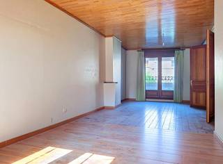 Te renoveren woning met veel potentieel, bestaande uit een inkomhal, ruime woonkamer met toegang tot de tuin en een keuken eveneens met toegang tot de tuin. De keuken beschikt over een bijkeuken en aansluitend een praktische berging. Op de tussenverdieping bevindt zich een badkamer met wasruimte en toegang tot een terras. De eerste verdieping omvat een grote en een kleinere slaapkamer. Op de tweede verdieping bevinden zich opnieuw een grote en een kleinere kamer, waarbij de kleinere kamer toegang heeft tot een privatief terrasje. Verder beschikt de woning over een zolder en een ruime kelder.