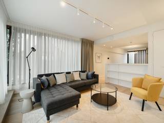 Ideally located in the European Quarter, a stone's throw from the Cinquantenaire Park and its many shops, this furnished penthouse apartment...