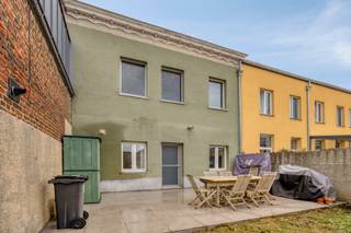 Ontdek deze charmante woning gelegen in het pittoreske Hoegaarden, waar comfort en stijl samenkomen. De woning is in 2006 gerenoveerd en is bereikbaar via een leuk voetwegje. De woning heeft een bewoonbaar oppervlakte van 127m². <br /><br />Bij binnenkomst in de woning wordt u direct verwelkomd in een lichte en ruime woonkamer, perfect voor gezellige avonden met vrienden en familie. De moderne keuken is van alle gemakken voorzien en biedt een ideale plek om culinaire hoogstandjes te bereiden.<br /><br />Met maar liefst drie slaapkamers is er voldoende ruimte. De slaapkamers zijn licht en luchtig, wat zorgt voor een aangename sfeer. De badkamer is functioneel ingericht en biedt alles wat u nodig heeft voor uw dagelijkse verzorging.<br /><br />De tuin is een ware oase van rust waar u kunt genieten van de zon in de late namiddag en de avond. Het terras is perfect voor barbecues en zomerse diners, terwijl de groene omgeving uitnodigt tot ontspanning.<br /><br />Met een EPC-waarde van 282 kWh/m² en energielabel C, is deze woning een duurzame keuze. Het dak is geïsoleerd en er is een nieuw condensatieketel van 2025. <br /><br />De locatie in Hoegaarden is top. <br /><br />Deze prachtige woning in Hoegaarden biedt een unieke kans voor wie op zoek is naar een instapklare, gerenoveerde woning met een fijne tuin en voldoende ruimte. Mis deze kans niet en plan snel een bezichtiging!<br /><br />Bel Luc van LED-ON-IMMO op het nummer 0479 73 76 94 of mail naar info@ledonimmo.be. Uw nieuwe thuis wacht op u ;)