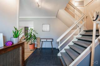 <p><strong><span>OVERIJSE – Charmante 3-gevelwoning met 3 slaapkamers, ruime tuin en uitstekende ligging</span></strong></p>
<p><span>Ideaal gelegen aan het einde van een rustige en doodlopende straat, op slechts 2 minuten van het station van La Hulpe, bevindt zich deze charmante 3-gevelwoning van ±168 m², gelegen op een mooi perceel van ±706 m².</span></p>
<p><strong>De woning is als volgt ingedeeld:</strong></p>
<p><strong><span>Gelijkvloers:</span></strong><span> een inkomhal van ±7 m², een gezellige woonkamer van ±26 m² met open haard en parketvloer, een keuken van ±6 m² en een ruime eetkamer van ±18 m² met rechtstreekse toegang tot het aangename terras en de mooi aangelegde tuin.</span></p>
<p><strong><span>Tussenverdieping:</span></strong><span> een bureau/slaapkamer van ±7 m², een badkamer van ±4 m² met ligbad en dubbele lavabo, en een apart toilet.</span></p>
<p><strong><span>Eerste verdieping:</span></strong><span> drie slaapkamers van respectievelijk ±7, 10 en 13 m² en een dressing van ±5 m².</span></p>
<p><span>Daarnaast beschikt de woning over een ruime wasruimte van ±14 m² met veel bergruimte en een kelder van ±7 m².</span></p>
<p><strong><span>Bijkomende troeven: </span></strong>Mooi stenen tuinhuis van ±25 m², Waterontharder, 16 zonnepanelen met groenestroomcertificaten, Gasverwarming, Vernieuwd dak (2021), Carport voor 2 wagens, Asbestveilig, EPC C – 249 kWh/m²/jaar</p>
<p><span>De woning bevindt zich in een aangename en gezinsvriendelijke omgeving, op wandelafstand van het station, winkels en diverse sportfaciliteiten. Dankzij de rustige ligging, de ruime tuin en de praktische indeling is dit een ideale gezinswoning die bovendien </span><strong><span>instapklaar</span></strong><span> is.</span></p>
<p>Momenteel verhuurd: voor de koper die zich in de woning wenst te vestigen, dient rekening te worden gehouden met een opzegtermijn van 6 maanden. <strong><span>Meer informatie of een bezoek?</span></strong><span> Neem contact op met </span><strong><span>WE INVEST OVERIJSE</span></strong><span> via 02/455.20.35 of </span><span>overijse@weinvest.be</span><span>. </span><span>Niet-contractuele advertentie, onder voorbehoud van wijzigingen. Afmetingen zijn indicatief.</span></p>
