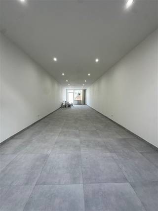 Volledig gerenoveerde handel- of kantoorruimte gelegen op commerciële locatie te Mechelsesteenweg te DendermondeOp zoek naar een strategisch gelegen...