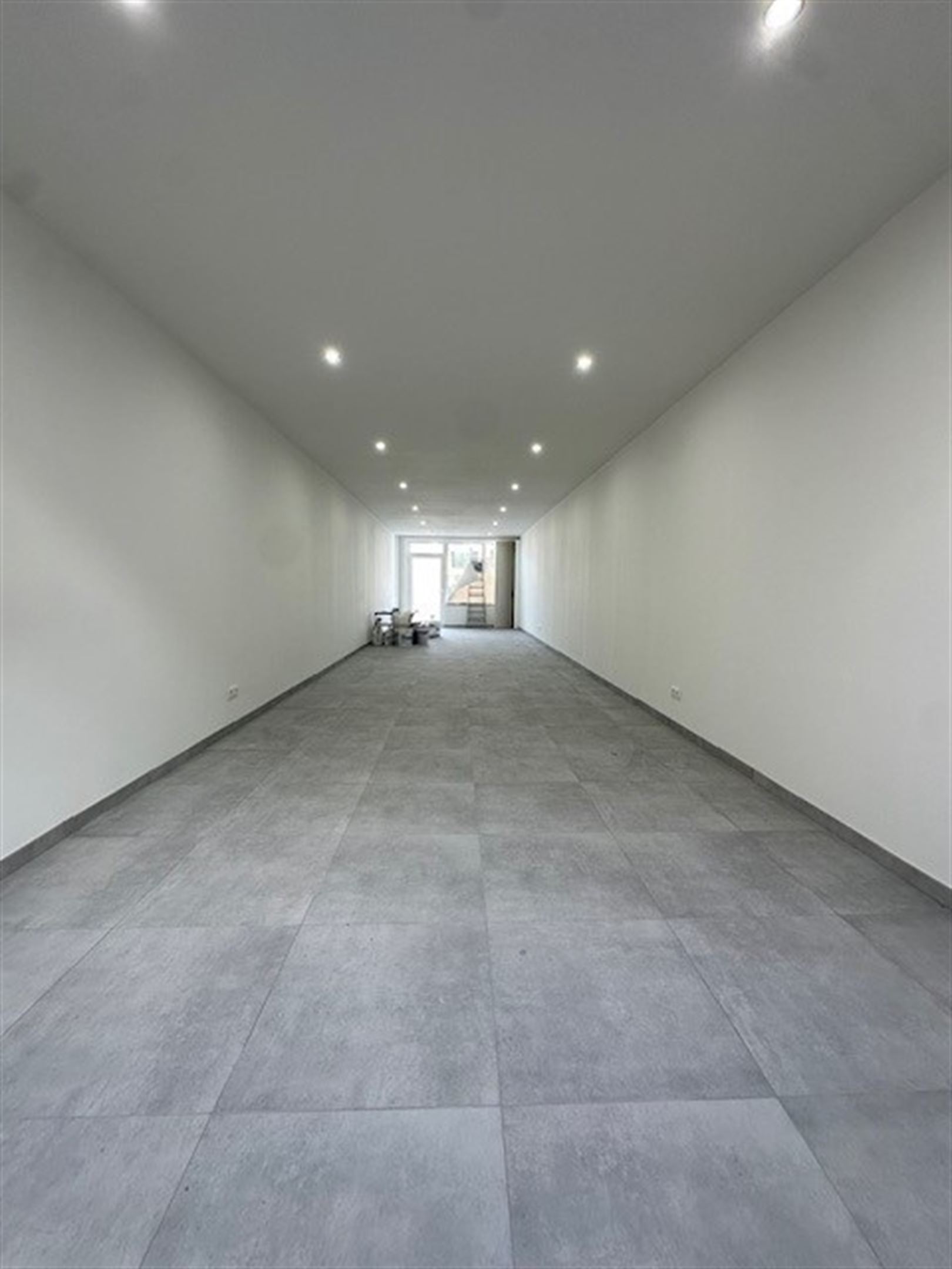 Volledig gerenoveerde handel- of kantoorruimte gelegen op commerciële locatie te Mechelsesteenweg te Dendermonde - foto 3