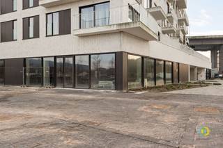 <p><span>Ben jij klaar om jouw zaak te vestigen op een toplocatie? Dit handelspand aan het T'Brughuis, in het kloppende hart van de 4 Fonteinen site, biedt alles wat je nodig hebt om te groeien. Met duizenden nieuwe bewoners die tussen nu en 2038 hun intrek nemen, biedt de buurt volop potentieel. De site combineert woningen en commerciële functies, met recent gevestigde namen zoals Albert Heijn en basisschool Tangram. Wat bereikbaarheid betreft, zit je hier helemaal goed: 4 Fonteinen ligt vlakbij het centrum van Vilvoorde en is optimaal bereikbaar per fiets, auto, bus, trein, boot of te voet. Bovendien is er parkeergelegenheid in de ondergrondse garage en stopt het openbaar vervoer op steenworp afstand. Het handelspand heeft een ruime oppervlakte van 314,8 m² en wordt casco aangeboden, zodat je het volledig kunt indelen en inrichten naar eigen wens. Dit is de ideale kans om jouw zaak te vestigen op een dynamische en goed bereikbare locatie!</span></p><p><span>Weet dat deze ruimte kan gecombineerd worden met (een) andere ruimte(s), indien u nood heeft aan meer oppervlakte.</span></p><p><span> </span></p>