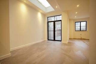 Ruim gerenoveerd herenhuis op topligging in Berchem<br /><br />Riant, duurzaam gerenoveerd herenhuis op topligging in Berchem<br /><br />Op een steenworp van Berchem station, tussen het levendige Zurenborg en het groene Te Boelaarpark, ligt dit uitzonderlijke herenhuis op Bacchuslaan nummer 11. Een plek waar stadse dynamiek en rustige woonkwaliteit perfect in balans zijn. Hier woon je in een charmante buurt met fijne buren, leuke cafés en restaurants om de hoek, veel jonge gezinnen en een uitstekende bereikbaarheid — vlak bij een invalswegen, maar heerlijk stil.<br /><br />Achter de elegante gevel schuilt een volledig gerenoveerde woning van maar liefst 245 m² bewoonbare oppervlakte, afgewerkt met hoogwaardige materialen en doordacht verbouwd alsof het voor eigen gebruik was. Geen snelle make-over, maar een duurzame totaalrenovatie met oog op de toekomst.<br /><br />De woning biedt ruimte in overvloed: mogelijkheid tot zes slaapkamers, met dressing, twee badkamers, en een droge, volwaardige kelder van 50 m² die tal van mogelijkheden biedt (opslag, wijnkelder…). Buiten geniet je van een gezellige stadstuin van 40 m², perfect voor lange zomeravonden, spelende kinderen of een rustige koffiepauze.<br /><br />De keuken werd nog niet geplaatst, maar alle aansluitingen zijn voorzien. Zo krijgt de toekomstige eigenaar de vrijheid om hier volledig zijn of haar eigen droomkeuken te realiseren — zonder compromissen.<br /><br />Comfort en energiezuinigheid stonden centraal tijdens de renovatie:<br />volledig geïsoleerd langs de buitengevel volgens hedendaagse normen<br /><br />- Overal nieuwe ramen met hoogrendements-glas<br />- Vloerverwarming de keuken en badkamers<br />- Zonnepanelen<br />- Warmtepomp-ready<br />- Indeling naar wens in te vullen of aan te passen op termijn<br /><br />Kortom: een woning die niet alleen vandaag indruk maakt, maar ook klaar is voor morgen. Licht, ruimte, rust, kwaliteit en een topligging — zeldzaam in deze combinatie.