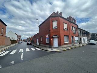 Woning te koop met  3 kamers.Indeling:gelijkvloers: bureaus/slaapkamers, living, keuken, berging, badkamereerste verdiep: 2 slaapkamersTroeven: *...