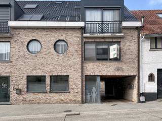 <p><strong>Plan je bezoek in via www.living-stone.be</strong></p><p>Prachtig gerenoveerd appartement, gelegen in het centrum van Dilbeek, met gemeenschappelijke tuin en privatieve garagebox.</p><p>Dit stijlvol gerenoveerde appartement bevindt zich in het centrum van Dilbeek en combineert comfort, energiezuinigheid en een uitstekende bereikbaarheid.</p><p>Gelegen op de eerste verdieping van een klein gebouw bereikbaar met de lift.</p><p>De indeling is alsvolgt: een inkomhal met apart toilet geeft toegang tot de leefruimte met open, volledig geïnstalleerde keuken. Verder beschikt het appartement over een slaapkamer van 14 m² en een badkamer uitgerust met douche in bad, lavabomeubel en aansluitingen voor wasmachine en droogkast.</p><p>Een privatieve garagebox met bijkomende zolderberging is inbegrepen. Daarnaast kunnen bewoners genieten van de ruime gemeenschappelijke tuin.</p><p>Ook op technisch vlak scoort dit appartement uitstekend dankzij de recent geïnstalleerde warmtepomp en een gunstig <strong>EPC-label B</strong>.</p><p>Dankzij de centrale ligging bevinden winkels, scholen en openbaar vervoer zich op wandelafstand. <strong>Onmiddelijk beschikbaar.</strong><br />Interesse? <strong>Plan je bezoek via www.living-stone.be</strong></p>
