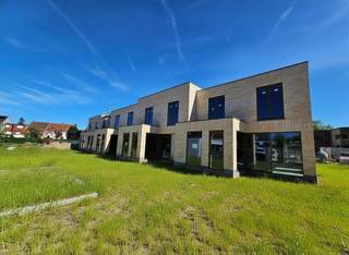 Centraal wonen vlakbij park Baron Casier<br /><br />+ 6 ruime woningen met 3 slaapkamers<br />+ Open, halfopen of gesloten<br />+ Zonnepanelen en warmtepomp, vloerverwarming<br />+ E-peil max. 20 = een korting van 50% op de onroerende voorheffing gedurende 5 jaar!<br />+ Ruime tuin met tuinberging, aparte toegang<br />+ Eigen garage<br />+ Mooie binnentuin: Bewoners van de woningen kunnen hier ook van meegenieten, een leuke extra voor wie op zoek is naar een aangename woonomgeving. Deze binnentuin biedt bewoners een groene oase midden in de stad, een plek waar rust en natuur centraal staan.<br /><br />Stijlvol en energiezuinig wonen in het kloppend hart van Waregem, waar de charme van een gezellige stad naadloos samengaat met alle voordelen van een moderne levensstijl én in de nabijheid van groen zoals park Baron Casier, wie droomt hier niet van? Wonen op <br />deze locatie is meer dan alleen een fijne woonplaats – het is een investering in de toekomst<br /><br />Eribo staat borg voor een goede klantenbegeleiding vanaf de aankoop tot aan de oplevering van het appartement. Wil je aanpassingen op vlak van indeling en afwerking? Dat kan. We begeleiden je graag van plan tot oplevering, vergezellen je tijdens je bezoeken aan verschillende showrooms en adviseren je over materialen om je appartement piekfijn af te werken, volledig volgens jouw smaak en wensen! <br /><br />Wil jij hier graag wonen? Maak dan nu snel een afspraak via ben@eribo.be of 0488/942.643.<br />Ruwbouw reeds afgewerkt.