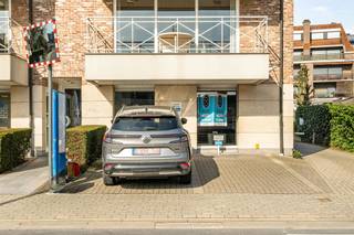 <p>Te koop: commercieel pand op strategische ligging met sterke visibiliteit!<br /><br />Op een bijzonder gunstige en makkelijk bereikbare locatie bevindt zich dit commercieel pand van +- 110 m². Het pand is momenteel opgedeeld in twee afzonderlijke ruimtes, maar kan makkelijk worden heringericht tot één ruime, open handelsruimte.<br /><br />Troeven: <br />- veel voorbijgangers: vlakbij de Elindus-arena, De Treffer en ruime parkeergelegenheden<br />- slechts 5 min. rijden van de snelweg<br />- op wandelafstand van de Markt<br />- centrale verwarming gas<br />- dubbele beglazing<br />- makkelijk in te richten voor allerhande sectoren (kantoorruimte, winkelpand, beauty-sector, pilatesstudio, etc)<br /><br />Voor wie is dit interessant?<br />Ideaal voor ondernemers die op zoek zijn naar een goed zichtbare locatie met veel passage, vlotte verbindingen en een indeling die je flexibel kan aanpassen aan je activiteit.<br /><br />Contacteer charlotte@immobeguin.be voor bijkomende info of om een bezoek ter plaatse in te plannen.</p>