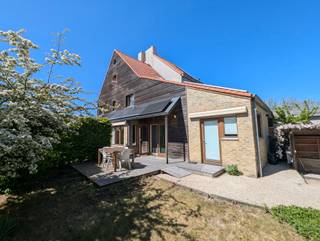 Cette maison semi-indépendante de 1952, idéalement orientée plein sud, a bénéficié d’une rénovation écologique exemplaire. Grâce à une...