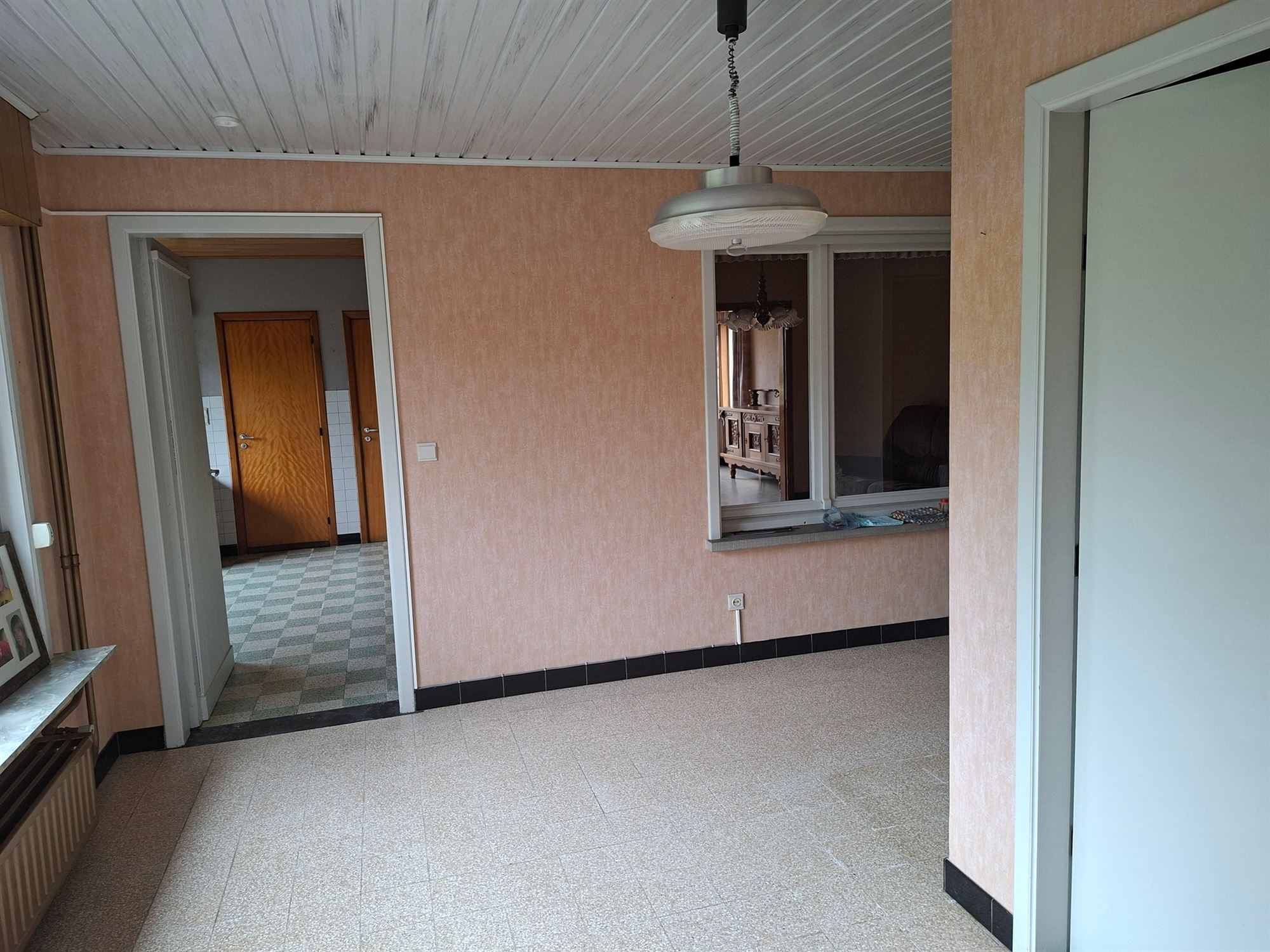 Volledig te renoveren woning met tal van mogelijkheden op een ruim perceel. - foto 5