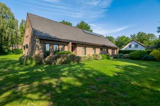 <h3><strong>Ruime laagbouwwoning op perceel van 2746 m² – 3 slaapkamers, vaste trap naar grote zolder en zonnepanelen</strong></h3>
<p>In een rustige en groene residentiële buurt in Merksplas aan de rand van Turnhout tref je deze <strong>breed opgezette laagbouwwoning</strong> aan, gelegen op een ruim perceel van <strong>2746 m²</strong> met een gevelbreedte van <strong>23 meter</strong> en een perceelbreedte van <strong>40 meter</strong>. Deze woning combineert ruimte, potentieel en een gunstige ligging voor wie op zoek is naar rust, comfort en een woning die je naar eigen smaak kan opfrissen.</p>
<p>De woning beschikt over <strong>3 volwaardige slaapkamers</strong> en een <strong>vaste trap naar een indrukwekkende zolder van ca. 230 m²</strong>, die nog volledig naar wens kan worden ingericht want de huidige eigenaar heeft hier alvast al de nodige leidingen voorzien. – ideaal voor extra kamers, een thuiskantoor of ontspanningsruimte.</p>
<p><strong>Belangrijke troeven:</strong></p>
<ul>
<li>
<p><strong>3 slaapkamers</strong> op het gelijkvloers</p>
</li>
<li>
<p><strong>Zolder van 230 m²</strong> bereikbaar via vaste trap – tal van mogelijkheden</p>
</li>
<li>
<p><strong>Zonnepanelen aanwezig</strong> – lagere energiekosten</p>
</li>
<li>
<p>Zeer <strong>ruim perceel van 2746 m²</strong> – ideaal voor tuinliefhebbers, speelruimte of bijgebouw</p>
</li>
<li>
<p><strong>Rustige, residentiële ligging</strong> – weinig verkeer en veel privacy</p>
</li>
<li>
<p>De woning <strong>kan wat opfrissing gebruiken, </strong>het geheel beschikt over een sterke basis om jouw droomhuis te creëren</p>
</li>
</ul>
<p>Of je nu op zoek bent naar een ruime gezinswoning of een investeringsproject met potentieel: deze woning biedt je alle mogelijkheden.</p>
<p>Interesse? Plan snel je bezoek in bij Domestic makelaars en ontdek de ruimte en mogelijkheden die deze eigendom te bieden heeft.</p>