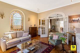 <p><span>Stijlvolle woning met karakter in Edegem </span></p><p><span>Deze prachtige woning combineert charme, ruimte en een uitstekende ligging tussen Edegem en Hove. <br />U woont hier op wandelafstand van winkels, bakkers, openbaar vervoer en groene zones een ideale mix van rust en bereikbaarheid in de Mussenburgomgeving.</span></p><p><span><br /></span><span>Indeling  </span><span><br /><br />U komt binnen in een stijlvolle inkomhal met authentieke elementen. Waaronder een smeedijzeren trap. Verder vindt u hier een vestiaire, gastentoilet en toegang tot de kelder.<br /><br />De lichtrijke leefruimte geniet van grote raampartijen en straalt warmte en elegantie uit dankzij de parketvloer, sierlijke schouw en mooie afwerkingsdetails. Vooraan bevindt zich een gezellige zithoek met onder meer een karaktervol glasraam in lood. De eetkamer sluit naadloos aan op de moderne, volledig uitgeruste keuken, die praktisch is ingericht en perfect aansluit bij gezellige momenten met familie of gasten. Achteraan is er nog een extra eet- of bureauruimte met prachtig zicht op de tuin en het terras.<br />Op de eerste verdieping bevinden zich twee ruime en smaakvol afgewerkte slaapkamers met houten vloeren en veel lichtinval. De master bedroom beschikt over een dressing. Beide kamers geven toegang tot een aangenaam terras aan de achtergevel. De badkamer werd recent vernieuwd en is modern en kwalitatief afgewerkt.</span></p><p><span>De zolderverdieping biedt nog tal van mogelijkheden en kan eenvoudig ingericht worden als extra 3de en zelfs 4de slaapkamer, hobbyruimte of bureau.</span></p><p><span>De verzorgde tuin vormt een groene oase waar u in alle rust kan genieten. <br />De voormalige garage doet momenteel dienst als praktische bergruimte. Parkeren kan gemakkelijk op de oprit met plaats voor twee wagens.</span></p><p><span>Troeven:</span></p><ul><li><span>Instapklare en uitstekend onderhouden woning </span></li><li><span>Zonnepanelen en Sunhunters</span></li><li><span>Rolluiken </span></li><li><span>Veel lichtinval en authentieke elementen </span></li><li><span>Centrale en rustige ligging </span></li></ul><p><span> </span></p><p><span>Een woning met karakter en uitstraling, perfect voor wie op zoek is naar comfort, ruimte en een stijlvolle woonomgeving.</span></p><p><span>Maak vlug een afspraak op 30/4, 2/5 of 5/5/2026op onze website of op nummer 03/449 49 77. Kijk op onze website www.coprimmo.be voor nog meer details.</span></p><p><span> </span></p>