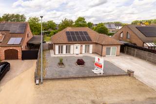 Ontdek deze op te frissen gezinswoning met ruime tuin gelegen te Hemelrijkstraat 18 in Beerse. De woning bevindt zich op een rustige locatie op wandelafstand van het centrum en alle nodige voorzieningen. Binnenin beschikt de woning over 3 slaapkamers en een vaste trap naar de zolder die verdere mogelijkheden biedt voor afwerking. Buiten geniet u van voldoende parkeermogelijkheid, een carport en een gezellige tuin. <br /><br />Indeling: <br />Gelijkvloers:<br />- Inkomhal<br />- Gastentoilet<br />- Leefruimte<br />- Keuken<br />- Veranda met zicht op de tuin<br />- Nachthal<br />- Slaapkamer 1<br />- Slaapkamer 2<br />- Slaapkamer 3<br />- Badkamer<br />- Traphal met vaste trap naar de zolder<br /><br />Verdieping: <br />- 2 ruimtes die ingericht kunnen worden als slaapkamer of hobbykamer<br /><br />Bijzonderheden: <br />- Gunstige EPC<br />- Zonnepanelen + thuisbatterij 10kWh<br />- 2020: nieuwe ramen<br />- 2020: nieuwe warmwaterboiler<br />- 2020: vloerisolatie geplaatst<br /><br />Mis deze kans niet en plan een bezoek in!<br /><br />0497 27 14 64<br />camilla@albert.immo<br />www.albert.immo<br /><br />Bij Albert kom je thuis!<br /><br />Voor alle foto's en interactieve plannen verwijzen wij naar onze website: www.albert.immo