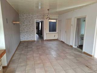 Erg gunstig gelegen, te renoveren woning in Geel-centrum bestaande uit: inkomhal, leefruimte, keuken, badkamer met douche, wastafel en toilet, wasplaats, nachthal, 4 slaapkamers, kelder, zolder, veranda, buitenbergingen, garage, terras en tuin.<br /><br />Centrale verwarming (aardgas) en deels dubbele beglazing (en rolluiken) reeds voorzien.<br /><br />Centrale ligging in een éénrichtingsstraat vlakbij het station en het centrum van Geel met alle faciliteiten op wandelafstand.<br /><br /><span>Contacteer ons kantoor voor meer info via 0471/605.314 of mail info@immo-b.be!</span>