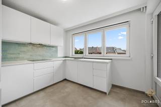 Plan uw bezoek online via www.polares.eu<br /><br />Op de tweede en derde verdieping van deze kleinschalige residentie kan je dit duplex appartement terugvinden. <br /><br />Bij binnenkomst in het appartement kom je toe in de lichtrijke leefruimte met voldoende ruimte voor de eetplaats en zitruimte. Vanuit de leefruimte heb je toegang tot de volledig geïnstalleerde keuken. Deze laatste biedt toegang tot het terras. Verder heb je hier ook nog een wasplaats en een apart toilet. <br /><br />De traphal brengt je naar de bovenliggende verdieping. Hier kan je de twee slaapkamers, alsook de douchekamer met toilet terugvinden. <br /><br />Bij dit appartement hoort ook nog een garagebox, alsook een bergruimte in de kelder. <br /><br />Er zijn geen gemeenschappelijke kosten.