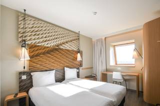 Ontdek een unieke investeringskans aan de Belgische kust met het Ibishotel in De Haan. Gelegen naast de prachtige duinenbossen, een van de groene juweeltjes van de regio, biedt dit hotel een ideale mix van natuur en comfort. Op slechts 700 meter van het strand en voorzien van een verwarmd buitenzwembad, is Ibis De Haan de perfecte plek voor een ontspannen verblijf. Bovendien is het hotel hondvriendelijk, waardoor ook uw trouwe viervoeter welkom is. Als eigenaar geniet je van een verlaagd tarief van 35€/ nacht, alsook een gratis ontbijt! <br /><br />- Moderne Faciliteiten: De hotelkamer is uitgerust met een comfortabel tweepersoonsbed, geluiddempend laminaat en een moderne badkamer met lavabo, toilet en douche. Het hotel werd recentelijk gerenoveerd, waardoor er toekomstgericht geen grote kosten meer noodzakelijk zijn. <br />- Professioneel Beheer: Het hotel wordt gerund door een ervaren team, dat zorgt voor een hoge klanttevredenheid en een efficiënte bedrijfsvoering.<br /><br />Als eigenaar hoeft u zich geen zorgen te maken over de exploitatie, het onderhoud of het vinden van huurders. Deze hotelkamer wordt aangeboden onder de formule van erfpacht. Hierdoor kunt u genieten van een zorgeloze investering met aantrekkelijk rendement.<br /><br />Kortom, investeren in een hotelkamer bij Ibis De Haan betekent genieten van een prachtige locatie, uitstekende faciliteiten en een professioneel beheerd eigendom. Mis deze kans niet om te investeren in een stukje paradijs aan de Belgische kust!