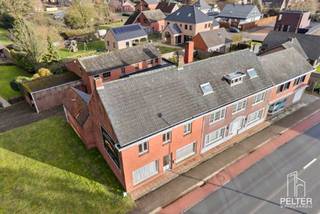 <p><strong>Te koop Pelt: 2 woningen met zeer ruim achterliggend werkhuis </strong></p>
<p>Op het Lindel te Pelt bieden wij u dit uitzonderlijke geheel aan, bestaande uit twee woningen met een enorm ruim achterliggend werkhuis.</p>
<p>De eigendom is gelegen aan Lindelsebaan 289 en 291 te 3900 Pelt en wordt als één geheel verkocht.</p>
<p>Een projectontwikkeling met appartementen is hier niet mogelijk.</p>
<p>Dit pand is bijzonder geschikt voor wie op zoek is naar veel ruimte of een combinatie van wonen en werken.</p>
<p></p>
<p><strong>Woning 1 – te renoveren woning </strong></p>
<p>Deze woning dient grondig gerenoveerd te worden en biedt tal van mogelijkheden.</p>
<p>Indeling gelijkvloers:</p>
<ul>
<li>Inkomhal</li>
<li>Woonkamer</li>
<li>Eetplaats</li>
<li>Keuken</li>
<li>Badkamer</li>
<li>Veranda</li>
</ul>
<p>Daarnaast is er een kelder aanwezig.</p>
<p>Indeling eerste verdieping:</p>
<ul>
<li>Overloop</li>
<li>Slaapkamer 1</li>
<li>Slaapkamer 2</li>
<li>Slaapkamer 3</li>
<li>Slaapkamer 4</li>
<li>Slaapkamer 5</li>
</ul>
<p>Via een vaste trap bereikt u de ruime zolderverdieping.</p>
<p>Woning 1 is verbonden met de naastliggende woning. Op elke verdieping is er een doorgang naar woning 2. Indien gewenst kunnen deze doorgangen eenvoudig opnieuw afgesloten worden.</p>
<p>EPC woning 1:<br />Energielabel F – 535 kWh/(m² jaar)<br />Certificaatnummer: 0003791313<br />Deze woning valt onder de renovatieverplichting.<br />Door het dak te isoleren en nieuwe ramen te plaatsen zit men meteen in een D label.</p>
<p></p>
<p><strong>Woning 2 – zeer ruime woning </strong></p>
<p>Indeling gelijkvloers:</p>
<ul>
<li>Inkomhal</li>
<li>Living</li>
<li>Technische ruimte</li>
<li>Hal</li>
<li>Apart toilet</li>
<li>Keuken</li>
<li>Badkamer 1</li>
<li>Badkamer 2</li>
<li>Slaapkamer 1</li>
<li>Slaapkamer 2</li>
<li>Bureau</li>
<li>Washok/berging</li>
<li>Achterinkom</li>
<li>Veranda</li>
</ul>
<p>Indeling eerste verdieping:</p>
<ul>
<li>Overloop</li>
<li>Woonkamer</li>
<li>Kitchenette</li>
<li>Toilet</li>
<li>Slaapkamer 3</li>
<li>Grote open ruimte (ideaal als hobbyruimte, bureau, praktijkruimte of eenvoudig op te splitsen in meerdere slaapkamers)</li>
</ul>
<p>Indeling tweede verdieping:</p>
<ul>
<li>Slaapkamer 4</li>
<li>Slaapkamer 5</li>
<li>Slaapkamer 6</li>
<li>Kleine zolderruimte</li>
</ul>
<p>EPC woning 2:<br />Energielabel C – 285 kWh/(m² jaar)<br />Certificaatnummer: 0003791278<br />Geen renovatieverplichting van toepassing.</p>
<p></p>
<p><strong>Achterliggend werkhuis – enorme troef</strong></p>
<p>Achter de woningen bevindt zich een uitzonderlijk groot werkhuis met ruime inrijpoort. Dit maakt het geheel ideaal voor zelfstandigen, ambachtslui, opslag, atelier of hobbyisten die nood hebben aan veel ruimte.</p>
<p></p>
<p><strong>Bijkomende informatie</strong></p>
<ul>
<li>Geen overstromingsgevaar: Perceelscore A – Gebouwscore A</li>
<li>Elektrische installatie niet conform</li>
<li>Geen voorkooprecht van toepassing</li>
</ul>
<p>Bent u op zoek naar een eigendom met uitzonderlijk veel ruimte en mogelijkheden? Contacteer ons voor meer informatie of een bezoek ter plaatse.</p>
<p>Prijs: € 530.000,- voor de 2 woningen en het werkhuis.</p>
<p>Adres: Lindelsebaan 289 en 291 te 3900 Pelt</p>
<p></p>
<p></p>