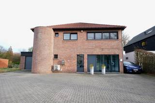 Dit uitstekend onderhouden handelshuis met instapklaar 2-slaapkamer appartement is gelegen in Olmen, op een vlot bereikbare locatie met...