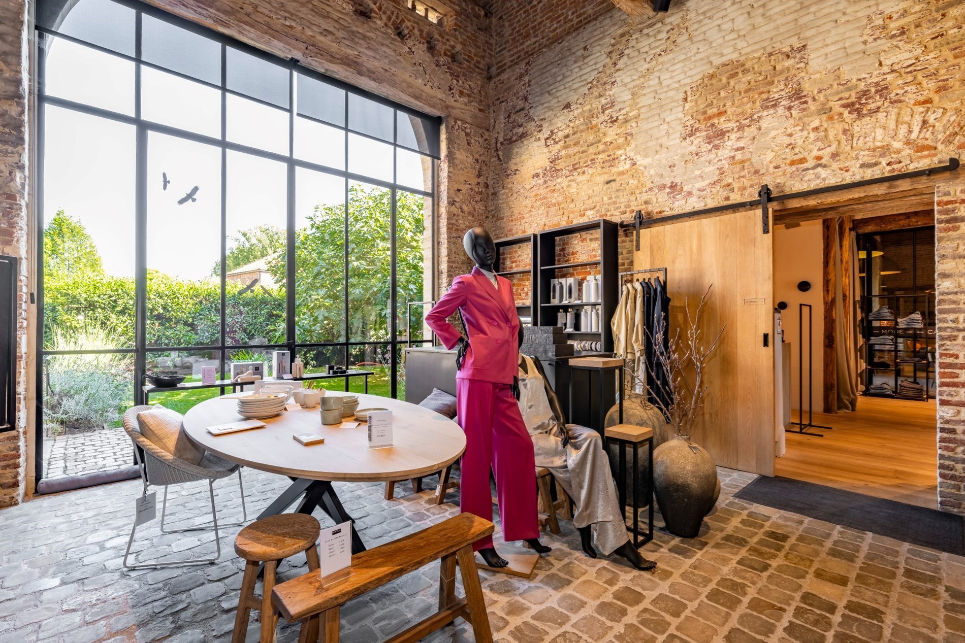 Prachtige handelsruimte met karaktervolle woonst in een een deel van het geklasseerde Kasteel Van Dormaal. - foto 3