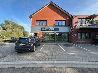 Op zoek naar een goed gelegen handelspand voor uw onderneming? Dit handelspand aan Oude Baan 2 in Diepenbeek, de voormalige locatie van een krantenwinkel, beschikt over 74 m² commerciële ruimte, 3 parkeerplaatsen en een bijkomende kelderruimte van 33 m².<br /><br />Het pand geniet een interessante ligging langs de N2 tussen Diepenbeek en Bilzen-Hoeselt. Dankzij de ligging langs deze belangrijke verbindingsweg is de locatie vlot bereikbaar en biedt ze een uitstekende uitvalsbasis voor diverse commerciële of professionele activiteiten.<br /><br />Naast de commerciële ruimte beschikt het pand over een praktische kelder van 33 m², ideaal als extra opslagruimte of stockageruimte. Bovendien zijn er 3 parkeerplaatsen voorzien, een belangrijke troef voor zowel klanten als medewerkers.<br /><br />Op vlak van nutsvoorzieningen beschikt het pand over individuele tellers voor water, elektriciteit en gas. Het pand beschikt bovendien over een EPC met label B.<br /><br />Troeven op een rijtje:<br /><br />- 74 m² commerciële ruimte<br />- Voormalige krantenwinkel<br />- 33 m² kelderruimte/opslagruimte<br />- 3 parkeerplaatsen<br />- Gelegen langs de N2 tussen Diepenbeek en Bilzen-Hoeselt<br />- Individuele tellers voor water, elektriciteit en gas<br />- EPC-label B