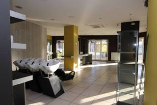 Deze handelsruimte is ideaal gelegen aan de ring in Tongeren, op de hoek van de Bilzersteenweg en de Sint-Maternuswal.Zeer goede zichtbaarheid en...