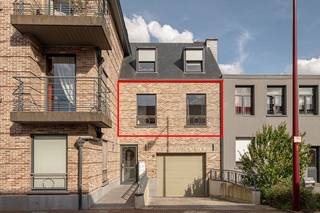 Dit aangename 1-slaapkamer appartement op de eerste verdieping combineert comfort, ruimte en een zonnige sfeer, en bevindt zich op een centrale locatie in Boechout, vlak bij winkels, horeca en dagelijkse voorzieningen.<br /><br />Bij het binnenkomen beschikt het appartement over een slaapkamer, een inkomhal die toegang biedt tot de verschillende leefruimtes. De ruime en lichtrijke woonkamer geniet dankzij de grote raampartijen van een aangename natuurlijke lichtinval en vormt een gezellige leefruimte.<br />Aansluitend bevindt zich de open keuken, uitgerust met alle nodige voorzieningen en met een praktische berging voor extra opbergruimte.<br />Verder beschikt het appartement over een badkamer met douche en een apart toilet.<br /><br />Een absolute troef zijn de verschillende buitenruimtes. Op de eerste verdieping is er een zonnig terras, ideaal om te genieten van een ochtendkoffie of een ontspannen moment in de buitenlucht. Daarnaast beschikt het appartement op het gelijkvloers over een extra terras met tuin, aangevuld met een berging. Hierdoor geniet u van uitzonderlijk veel buitenruimte voor een appartement.<br /><br />Daarnaast is er nog een aparte privatieve berging, ideaal voor fietsen, materiaal of extra opslag.<br /><br />Wenst u meer info of wil u een bezichtiging inplannen, mail dan naar: jeffrey@jurimmo.be of bel naar +32 474 04 13 26