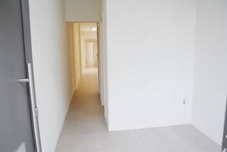 Op zoek naar een huurwoning dichtbij het centrum van Kortrijk? Kom dan zeker eens naar deze tot in de puntjes gerenoveerde rijwoning met 2 slaapkamers en 2 badkamers op Overleie kijken. Indeling van de woning : Aparte inkom met ruimte om fietsen te plaatsen, een technische ruimte, een ruime leefruimte, een open keuken, een apart toilet en 1 slaapkamer met aanpalende doucheruimte (+ lavabo). Op de verdieping bevindt zich nog een slaapkamer en een badkamer (douche, lavabo en toilet). Stadsterrasje. Ruime, droge kelder. Overal dubbele beglazing. 12 zonnepanelen. Warmtepomp.