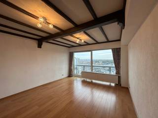 Dit aangename appartement met één slaapkamer biedt een comfortabele en praktische woonomgeving. De lichtrijke woonkamer geniet van veel natuurlijke lichtinval dankzij de grote ramen en geeft rechtstreeks toegang tot het terras. De keuken werd volledig vernieuwd en is uitgerust met een oven, kookplaat, dampkap en vaatwasser; in samenspraak met de eigenaar kan bovendien een koelkast voorzien worden. Verder beschikt het appartement over één ruime slaapkamer en een badkamer met ligbad met douchemogelijkheden, lavabo, toilet en aansluiting voor een wasmachine. Het appartement is onmiddellijk beschikbaar. De huurprijs bedraagt 750 euro per maand, aangevuld met een voorschot van 75 euro voor de algemene onkosten en 75 euro voor water en verwarming. In het gebouw is een lift aanwezig en bij het appartement hoort ook een ruime kelder waar eventueel een fiets kan geplaatst worden.