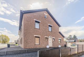 Deze ruime en verzorgde woning in de Vliegstraat te Rekem biedt een mooie combinatie van comfort, ruimte en functionaliteit. De woning beschikt over lichtrijke leefruimtes, een praktische indeling en een aangename buitenruimte.<br />Met zonnepanelen en airconditioning op de bovenverdieping geniet u hier van extra wooncomfort. De woning is bovendien veelzijdig ingedeeld, waardoor ze perfect geschikt is voor gezinnen of voor wie op zoek is naar extra ruimte om wonen en werken te combineren.<br /><br /><strong>Ligging & omgeving</strong><br />De woning is rustig gelegen in Rekem, een deelgemeente van Lanaken die bekend staat om haar charmante karakter en groene omgeving. U woont hier in een aangename en residentiële buurt, met alle nodige voorzieningen in de nabijheid zoals winkels, scholen en horeca.<br /><br />Dankzij de gunstige ligging bent u bovendien snel in het centrum van Lanaken en bereikt u ook Maastricht in slechts enkele minuten. De omgeving biedt daarnaast tal van fiets- en wandelmogelijkheden, onder meer in de nabijgelegen natuurgebieden en langs de Maas.<br /><br />Kortom, een ideale ligging voor wie rustig wil wonen, maar toch vlot verbonden wil blijven met stad en voorzieningen.<br /><br /><strong>Indeling</strong><br />Via de inkomhal betreedt u de woning, waar u meteen toegang heeft tot het apart gastentoilet.<br />De ruime en lichtrijke woonkamer vormt het hart van de woning en biedt extra gezelligheid dankzij de aanwezige haard.<br />Aansluitend bevindt zich een aparte, ruime keuken die volledig is ingericht en voldoende plaats biedt voor comfortabel koken en leven.<br /><br />Verder beschikt de woning over een extra multifunctionele ruimte, momenteel ingericht als tweede keukenhoek met koelkast, eettafel en voorzieningen voor wasmachine en droogkast. Deze ruimte kan perfect dienen als bijkeuken, eetruimte of hobbyruimte.<br />Op de eerste verdieping bevinden zich drie slaapkamers, waarvan één momenteel ingericht is als bureau. De aanwezigheid van airconditioning op deze verdieping zorgt voor extra comfort tijdens warme dagen. De badkamer is uitgerust met een douche, dubbele lavabo en toilet.<br /><br /><strong>Buitenruimte</strong><br />De woning beschikt over een ruim aangelegde tuin waar u in alle rust kan genieten. Het overdekte terras maakt het mogelijk om het hele jaar door buiten te vertoeven.<br /><br />Daarnaast zijn er twee garageboxen aanwezig, wat zorgt voor voldoende parkeergelegenheid en extra bergruimte.<br /><br /><br /><strong>Troeven op een rij</strong>
<ul>
<li>Rustige ligging in Rekem (Lanaken)</li>
<li>Zonnepanelen (18 stuks) met batterij</li>
<li>Airco op de gehele bovenverdieping</li>
<li>3 slaapkamers </li>
<li>Ruime leefruimte met haard</li>
<li>Aparte keuken</li>
<li>Extra multifunctionele ruimte</li>
<li>Overdekt terras en ruime tuin</li>
<li>Twee garageboxen</li>
</ul>
Samengevat: een ruime en instapklare woning met veel comfort, praktische indeling en een uitstekende ligging in het charmante Rekem.<br /><br />Wenst u graag meer informatie of een bezichtiging? Neem contact met ons op via het nummer<strong><span><span>+32 (0)89 23 44 22</span></span></strong><span><span> </span></span>of mail naar <span><strong>info@immoverslegers.be</strong></span>!