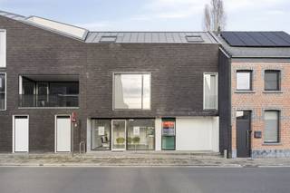 KANTOOR-, HANDELS- OF PRAKTIJKRUIMTE VOOR DIVERSE DOELEINDEN 101 M².Ligging nabij centrum en station Ruisbroek (Puurs-Sint-Amands) met veel passage...