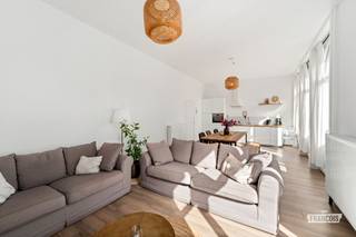 Midden in het centrum van Blankenberge vind je deze bijzondere eigendom, bestaande uit een ruim appartement en een duplex (die in twee werd opgedeeld) met een gezamenlijke bewoonbare oppervlakte van maar liefst 256 m². <br /><br />Het volledige pand werd in 2022 totaal gerenoveerd en wordt vandaag actief gebruikt als vakantieverhuur. Alle nodige documenten zijn aanwezig. Zowel het appartement als de duplex beschikken over een conforme elektrische installatie en een gunstig EPC-label C.<br /><br />Dankzij de centrale ligging bevinden winkels, horeca, openbaar vervoer en andere voorzieningen zich allemaal op wandelafstand. Een interessante eigendom voor wie op zoek is naar ruimte, comfort en verschillende mogelijkheden op een uitstekende locatie aan de kust.<br /><br />Op de eerste verdieping word je verwelkomd in een ruime en bijzonder lichtrijke woonkamer. De combinatie van hoge plafonds en grote raampartijen zorgt meteen voor een open en aangenaam gevoel. Dankzij de zuidgerichte ligging geniet je hier doorheen de dag volop van het zonlicht, terwijl je vanuit de leefruimte rechtstreeks toegang hebt tot het aangrenzende balkon. De moderne keuken sluit mooi aan op de woonkamer en is volledig uitgerust met hedendaagse toestellen en materialen. Verder bevinden zich op deze verdieping een zeer ruime masterbedroom met twee dubbele bedden en nog een bijkomende ruime tweede slaapkamer. De luxueuze badkamer (lees welness) vormt een echte meerwaarde en beschikt over een dubbele inloopdouche, dubbele wastafel, sauna en bubbelbad. Aansluitend is er een praktische berging met aansluitingen voor wasmachine en droogkast en voldoende extra opbergruimte.<br /><br />Op de tweede verdieping bevindt zich het duplexgedeelte van de eigendom. Ook hier geniet je opnieuw van een ruime woonkamer met hoge plafonds en grote raampartijen, waardoor er veel natuurlijk licht binnenvalt. Vanuit de leefruimte heb je bovendien rechtstreeks toegang tot een tweede balkon, wat ook hier voor extra buitenruimte zorgt. De keuken is volledig geïnstalleerd en voorzien van alle hedendaags comfort.Op deze verdieping bevinden zich twee ruime slaapkamers, waarvan één met een aansluitende sauna. Daarnaast is er een verzorgde badkamer met inloopdouche en dubbele wastafel.<br /><br />Via de trap bereik je de volgende verdieping van de duplex, waar opnieuw een volledig uitgeruste keuken aanwezig is. De zichtbare houten balken geven deze verdieping extra karakter en zorgen voor een warme en gezellige uitstraling. Ook hier bevindt zich een badkamer, uitgerust met een ligbad, inloopdouche en dubbele wastafel. Een verdieping hoger bevinden zich tot slot nog eens drie slaapkamers, waardoor de volledige eigendom bijzonder veel ruimte en slaapgelegenheid biedt.<br /><br />Deze laatste etage met 3 slaapkamers werd op heden gebruikt door de eigenaars/ verkopers. <br /><br />Deze eigendom combineert een centrale ligging, royale ruimtes, een verzorgde renovatie en een sterke uitrusting, en biedt daardoor heel wat mogelijkheden voor eigen gebruik of verdere uitbating.<br /><br />Bent u geïnteresseerd in dit unieke pand in hartje Blankenberge? Contacteer ons vandaag nog en plan uw bezoek in.<br /><br />