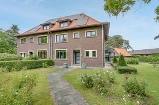 <u><strong>Instapklare en ruime halfopen bebouwing met Tiny House op een perceel van 10a67ca in Maasmechelen</strong></u><br /><br />Bent u op zoek naar een ruime, instapklare gezinswoning op een toplocatie in het groen? Dan zal deze prachtige halfopen bebouwing, gelegen aan de Paul Nicoulaan 23 in Maasmechelen, u zonder twijfel weten te bekoren.<br /><br />De woning is gelegen op een mooi perceel van 10 are 67 centiare en beschikt over een bewoonbare oppervlakte van ca. 283 m². Hier geniet u van een unieke combinatie van ruimte, comfort, privacy en een uitstekende ligging nabij natuur, wandel- en fietsroutes.<br /><br />De omgeving is een absolute troef. De woning bevindt zich in een rustige en groene woonwijk van Maasmechelen, op korte afstand van het uitgestrekte Nationaal Park Hoge Kempen, waar natuurliefhebbers eindeloos kunnen wandelen, fietsen en ontspannen. Daarnaast bevinden winkels, scholen, openbaar vervoer en belangrijke verbindingswegen zich in de nabije omgeving, waardoor u geniet van een ideale balans tussen rust en bereikbaarheid.<br /><br /><strong>Indeling</strong><br /><br />Bij het betreden van de woning komt u terecht in de inkomhal met een apart gastentoilet en een praktische inloopdouche op het gelijkvloers.<br />Verder loopt de hal over in de gezellige leefruimte, die op een stijlvolle manier wordt gescheiden van een extra polyvalent hoekje door een doorkijkhaard . De grote open keuken vormt samen met de eetkamer het hart van de woning en is uitgerust met een centraal keukeneiland, kwaliteitsvolle toestellen en alle nodige comfort. Dankzij de grote glaspartijen geniet u hier van een overvloed aan natuurlijk licht en een prachtig zicht op de tuin.<br />Aansluitend bevindt zich een praktische berging, volledig voorzien van maatkasten en een uitgietbak.<br /><br />Op de eerste verdieping bevinden zich drie slaapkamers, waarvan één momenteel ingericht is als dressing. Daarnaast vindt u hier een ruime badkamer uitgerust met een inloopdouche, ligbad en wasmeubel.<br /><br />De tweede verdieping biedt nog eens drie extra kamers. Momenteel worden deze ruimtes gebruikt als bureauruimte, opbergkamer en slaapkamer, maar ze kunnen uiteraard volledig naar eigen wens worden ingericht.<br /><br />De woning is bovendien volledig onderkelderd en beschikt over verschillende praktische ruimtes. Hier bevindt zich onder andere de wasruimte met aansluitingen voor wasmachine en droogkast.<br /><br /><strong>Buitenruimte</strong><br /><br />Ook buiten heeft deze woning bijzonder veel te bieden. De volledig aangelegde en omheinde tuin vormt een oase van rust en privacy. Rondom de woning werd een ruim terras aangelegd, waardoor u op elk moment van de dag optimaal kunt genieten.<br /><br />Een absolute meerwaarde is het volledig uitgeruste Tiny House achteraan in de tuin. Dit beschikt over een keukentje, een gezellige zit- en eethoek, een badkamer met toilet, douche en wasmeubel en een slaapgedeelte op de verdieping. Ideaal als gastenverblijf, praktijkruimte, kangoeroewoning, hobbyruimte of voor een inwonend familielid.<br /><br />Daarnaast bevindt zich achteraan nog een praktisch tuinhuis voor het opbergen van tuinmateriaal en fietsen.<br />De ruime oprit biedt voldoende parkeergelegenheid op eigen terrein.<br /><br /><strong>Troeven</strong><br />✔ Perceel van 10a67ca<br />✔ Bewoonbare oppervlakte van ca. 283 m²<br />✔ 6 slaapkamers mogelijk<br />✔ Volledig onderkelderd<br />✔ Ruime en lichtrijke leefruimtes<br />✔ Moderne open keuken met keukeneiland<br />✔ Volledig aangelegde en omheinde tuin<br />✔ Volledig uitgerust Tiny House<br />✔ Rustige ligging nabij Nationaal Park Hoge Kempen<br />✔ Vlotte verbinding naar winkels, scholen en uitvalswegen<br /><br />Spreekt deze prachtige woning in het groen u aan? Aarzel dan niet en plan vandaag nog uw bezoek in. <br /><br /><strong>Tel.: 0032(0)485 97 49 28<br />E-mail: info@co-realestate.be</strong>