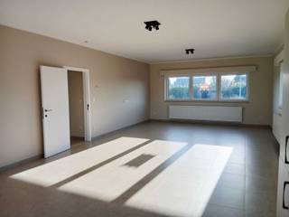 Recent energiezuinig ruim appartement met 4 slpk en ruime garage (open bebouwing) Geel Punt.<br /><br />Dit ruime, energiezuinige, moderne, lichtrijk en praktisch ingedeeld appartement met eigen inkom en oprit bevindt zich op een toplocatie in Geel, op wandelafstand van openbaar vervoer, scholen en winkels.<br /><br />De indeling van het appartement:<br />- Ruime leefruimte met veel lichtinval en grote geïnstalleerde open keuken (met veel kastruimte) met alle toestellen aanwezig zoals dampkap, oven, koelkast, vaatwasser, diepvries en keramische kookplaat. Parlofoon aanwezig.<br />- Berging/wasruimte met opbergrek en ruimte voor wasmachine/droogkast en aansluiting voor afvoer mobiele airco. Ook een condens cv ketel en een ventilatiesysteem aanwezig.<br />- Moderne badkamer met inloopdouche, ruim badkamermeubel (veel opbergruimte) en toilet.<br />- Apart gastentoilet met lavabo.<br />- 4 ruime slaapkamers.<br />- Ruime nachthal met parlofoon aansluiting.<br />- Aparte inkom met granieten trap.<br />- Aparte oprit met ruime garage met elektrische poort voorzien van regenwaterpomp, uitgietbak en wandrek voor extra berging. Ook plaats voor fietsen of extra diepvries.<br />-Ruim privé terras met open landelijk uitzicht (geen inkijk).<br />- Extra troeven: appartement is volledig geschilderd voor verhuur (muren, plafonds en binnendeuren) en overal zijn nieuwe moderne lampen geplaatst.<br /><br />Bij interesse gelieve te mailen naar verhuurgeelpunt@hotmail.com