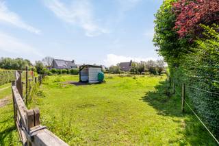 Bouwgrond van ca. 2135 m² met verkavelingsvergunning voor een ééngezinswoning<br /><br />Bent u op zoek naar een ruim perceel om uw droomwoning te realiseren? Dan is deze bouwgrond van ca. 2.300 m², gelegen aan de Molenstraat 61 in Sijsele, een unieke opportuniteit.<br /><br />Voor het perceel werd reeds een verkavelingsvergunning voor het bouwen van een ééngezinswoning bekomen. Hierdoor beschikt u over een sterke basis om uw bouwplannen verder uit te werken.<br /><br />Omdat de mogelijkheden en de voorwaarden van de vergunning het best persoonlijk kunnen worden toegelicht, nodigen wij u graag uit voor een vrijblijvend gesprek op ons kantoor. Aan de hand van de verkavelingsplannen en de vergunningsdocumenten geven wij u graag een volledig overzicht van de bouwmogelijkheden en beantwoorden wij al uw vragen.<br /><br />De bouwgrond geniet van een rustige ligging in Sijsele, met een vlotte bereikbaarheid en alle dagelijkse voorzieningen, scholen en winkels in de nabije omgeving. Bovendien bevindt u zich op slechts enkele minuten van Damme en is ook Brugge vlot bereikbaar.<br /><br />Bent u op zoek naar een ruim perceel met een vergunde basis voor de bouw van uw toekomstige woning? Neem dan vrijblijvend contact op met Matthijs via 0470077241 of matthijs@immogeernaert.be.