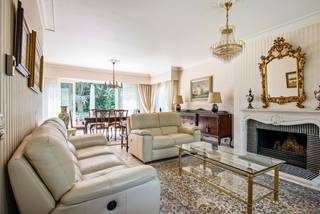 Op een gegeerde locatie in Wommelgem vindt u deze ruime en uitstekend onderhouden villa op een mooi perceel van 916 m². Een woning waar ruimte, licht en comfort harmonieus samenkomen en waar elk gezinslid zich zal thuis voelen.<br /><br />Via de royale inkomhal met ingemaakte kasten en gastentoilet betreedt u deze woning. De gezellige leefruimte baadt in het natuurlijke licht dankzij de grote raampartijen, die een prachtig zicht bieden op de tuin. De houthaard vormt het warme hart van de woonkamer en zorgt voor een aangename sfeer tijdens elk seizoen. Vanuit de leefruimte wandelt u rechtstreeks naar het terras en de groene buitenomgeving.<br /><br />De ruime, volledig uitgeruste keuken sluit naadloos aan op de leefruimte en biedt eveneens toegang tot de tuin. Aansluitend bevindt zich een praktische wasberging met buitendeur. Verder beschikt de woning over een dubbele inpandige garage.<br /><br />Ook aan bergruimte geen gebrek. Vanuit de inkomhal bereikt u een ruime, droge kelder, ideaal voor voorraad en opslag.<br /><br />Op de eerste verdieping geeft de ruime nachthal toegang tot vier volwaardige slaapkamers van ca. 14 m², 17 m², 20 m² en 23 m². De badkamer is comfortabel ingericht met een ligbad, douche, dubbel lavabomeubel en bidet. Daarnaast zijn er een apart toilet en een ruime bergzolder, bereikbaar via een vlizotrap.<br /><br />Buiten geniet u van een verzorgde voor- en achtertuin met veel privacy, een tuinhuis en een ruime oprit.<br /><br />Deze charmante villa combineert royale leefruimtes met een rustige ligging op een toplocatie in Wommelgem. Een ideale gezinswoning waar ruimte, comfort en woonplezier centraal staan.<br /><br />Pluspunten:<br />+ Prachtige tuin<br />+ Dubbele inpandige garage<br />+ Extra bergruimte op zolder<br />+ Zonnige tuin en terras<br />+ Ruim tuinhuis<br />+ 4 ruime slaapkamers<br />+ Toplocatie, rustig gelegen, maar toch nabij winkels, scholen en openbaar vervoer<br /><br />Dit pand is onderhevig aan de Vlaamse renovatieverplichting voor residentiële gebouwen. Meer informatie kunt u terugvinden via volgende website: https://www.vlaanderen.be/een-woning-kopen/renovatieverplichting-voor-residentiele-gebouwen.<br /><br />Heeft u interesse in deze mooie woning? Neem dan contact op met VB Vastgoed via 03 337 50 70 of info@vbvastgoed.be.
