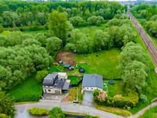 <strong>LANDELIJK GELEGEN WONING</strong> met <strong>WEIDE </strong>en <strong>GARAGE</strong>, gelegen op een <strong>UITZONDERLIJK RUSTIG PERCEEL</strong> van meer dan 30 are, op het einde van een <strong>DOODLOPENDE STRAAT</strong>. Deze eigendom biedt een unieke combinatie van <strong>RUST</strong>, <strong>PRIVACY </strong>en <strong>RUIMTE</strong>, ideaal voor wie wil genieten van het <strong>BUITENLEVEN </strong>in een <strong>GROENE OMGEVING</strong>. De woning beschikt reeds over enkele uitgevoerde vernieuwingen, waaronder <strong>NIEUWE RAMEN</strong> met <strong>DUBBELE BEGLAZING</strong>, en wordt verwarmd via <strong>CV OP STOOKOLIE</strong> aangevuld met een gezellige <strong>PELLETKACHEL</strong>.<br />De indeling gaat als volgt: via de inkomhal heeft u toegang tot de lichtrijke woonkamer en de aansluitende eetkamer. Verder beschikt het gelijkvloers over een keuken, een te moderniseren douchekamer en een aangename veranda met zicht op de tuin en de achterliggende weide. Op de 1ste verdieping bevinden zich 2 ruime slaapkamers.<br />Buitenshuis geniet u van een uitgestrekt perceel met tuin en weide, perfect voor dierenliefhebbers of wie op zoek is naar extra buitenruimte. De praktische garage zorgt bovendien voor bijkomende opslag- en parkeermogelijkheden.<br /><br />Adres: Rue Virgile Berens 8 te Lessines<br /><br />PEB: 472kWh/m²