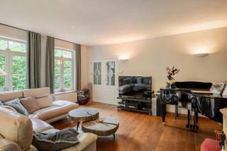 <p><strong>Verrassend ruime instapklare woning (2000) met prachtige, groene tuin met volwassen bomen en optimale privacy. </strong><br /><strong>Ideaal om wonen en werken te combineren! <br /></strong></p>
<p><span><strong>Indeling:</strong></span><br /><strong>Gelijkvloers</strong><br />- Inkomhal met gastentoilet.<br />- Gezellige <strong>leefruimte </strong>(ca. 44m²) op parketvloer met gashaard in natuursteen. - De grote raampartijen zorgen voor een aangename lichtinval en een mooi zicht op de tuin.<br />- <strong>Eetplaats</strong> met directe toegang tot het terras en de groene tuin. <br />- Volledig <strong>geïnstalleerde keuken</strong> (ca. 18m²) voorzien van kwalitatieve toestellen, veel kastruimte en een ATAG gasfornuis. Ruimte voor ontbijthoek.<br />- Praktische berging achter de keuken.<br />- Verder beschikt de woning over een uitzonderlijk <strong>ruime polyvalente ruimte</strong> (ca. 40m²) die momenteel ingericht is als muziekstudio/kantoor, voorzien van ingemaakte kastenwand en een <strong>kleine kitchenette</strong> (alsook van hieruit toegang tot het gastentoilet). Dit gedeelte heeft een eigen toegangsdeur waardoor privé mooi afgesloten kan blijven. Aansluitend bevindt zich een <strong>afzonderlijk bureau</strong>, vanwaar u rechtstreeks toegang heeft tot de ruime garage.<br />- <strong>Inpandige garage</strong> (ca. 32m²) met o.a. automatische poort, afgietbak, toegangsdeur naar buiten. Vanuit de garage luik naar de wijnkelder.<br /><br /><strong>Verdieping<br /></strong>- Ruime <strong>slaapkamer </strong>(ca. 19m²) met <strong>aansluitende dressing </strong>(ca. 12m²)<br />- <strong>Badkamer </strong>met dubbel lavabomeubel, douche en ligbad<br />- Nog <strong>drie </strong>volwaardige <strong>slaapkamers </strong>(ca. 19m², 22m², 22m²) <br />- <strong>Wasplaats </strong>met aansluiting wasmachine, lavabo en extra douche<br />- Vlizotrap naar de <strong>bergzolder</strong></p>
<p><span><strong>Algemeen:</strong></span><br />- De oprit biedt plaats aan meerdere wagens.<br />- Ruime garage met automatische poort.<br />- Wijnkelder.<br />- Verisure alarm.<br />- Kruipruimte onder de volledige woning.<br />- Het overdekte terras vormt de ideale plek om in alle rust te genieten van de tuin.<br />- De woning biedt bovendien bijzonder veel opslagruimte.<br /><span>- Gelegen op een</span><strong><span> </span>zeer centrale locatie,<span> </span></strong><span>op de grens met Brasschaat en Kapellen.</span><br /><span>- In de directe omgeving van diverse winkels, supermarkten, horeca, openbaar vervoer en in- en uitvalswegen.</span><br />- CV op aardgas (Buderus), via radiatoren<br /><br /><span>Stedenbouwkundige inlichtingen in aanvraag</span></p>